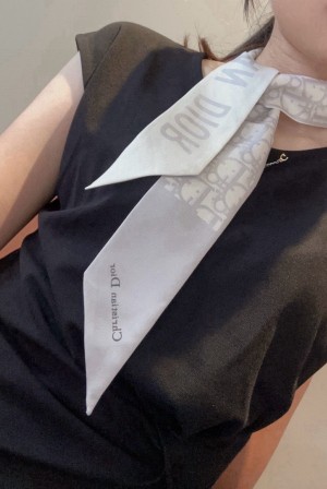 디올(DIOR) 빅로고 실크 트윌리 목도리 스카프