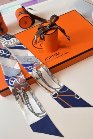 에르메스(HERMES) 행진 트윌리 실크 목도리 스카프
