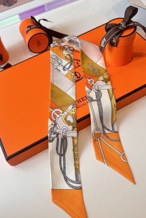 에르메스(HERMES) 행진 트윌리 실크 목도리 스카프