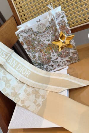 디올(DIOR) 스타 실크 트윌리 목도리 스카프