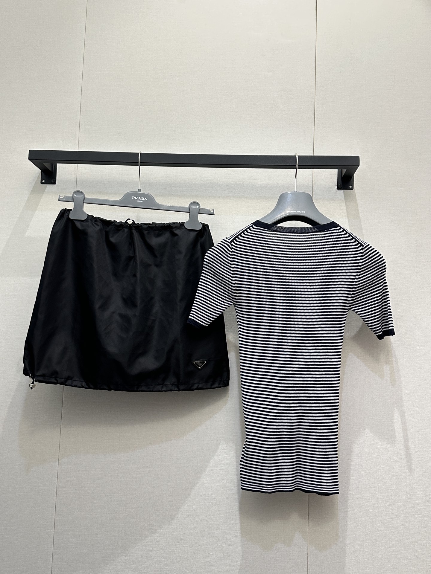 프라다(PRADA) 스트라이프 니트 반팔 티셔츠 의류