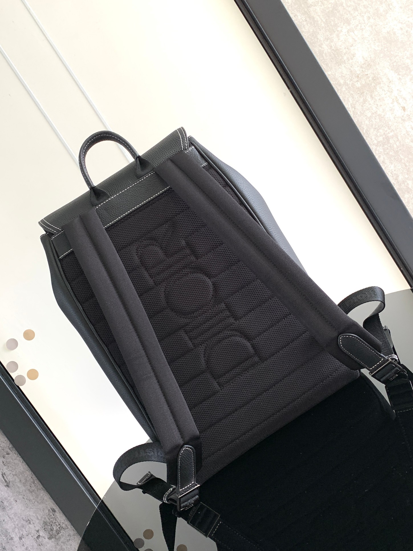 Dior CD 디올 새들 백팩 (블랙 그레인 레더 & 화이트 스티치) 가방