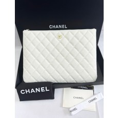 Chanel 샤넬 클래식 미디엄 지퍼 파우치 (클래식 퀼팅 뉴 클러치) 금장 가방