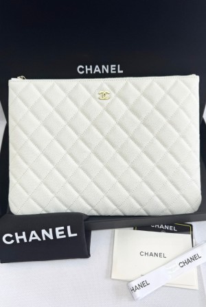 Chanel 샤넬 클래식 미디엄 지퍼 파우치 (클래식 퀼팅 뉴 클러치) 금장 가방