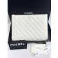 Chanel 샤넬 클래식 미디엄 지퍼 파우치 (클래식 퀼팅 뉴 클러치) 금장 가방