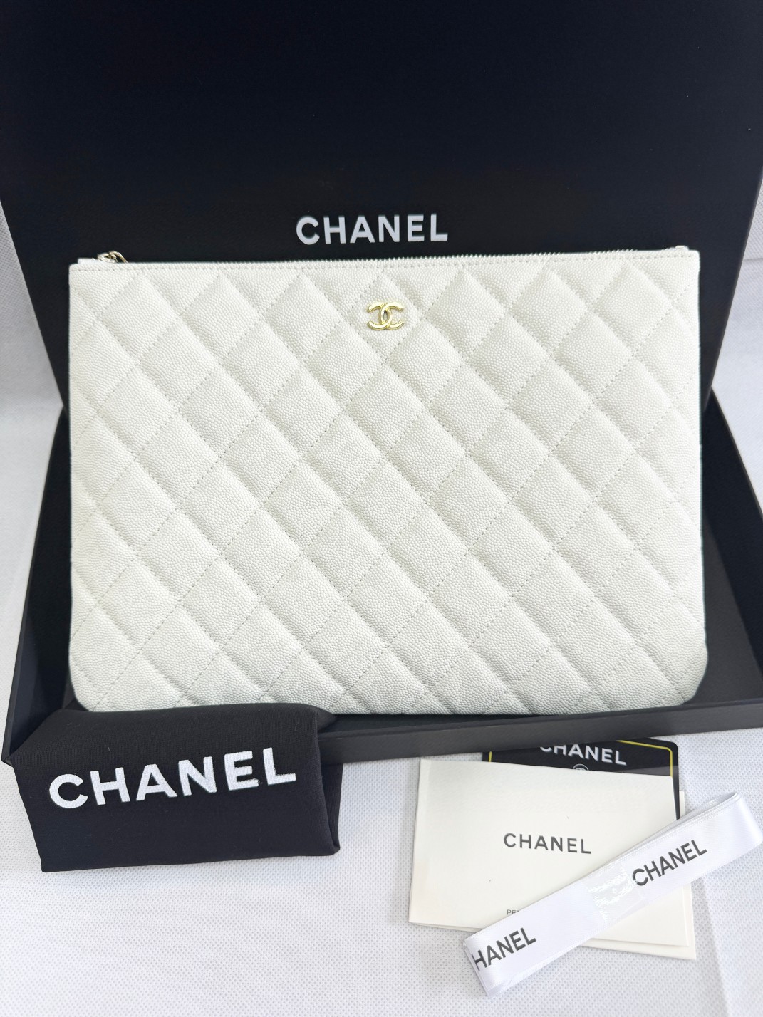Chanel 샤넬 클래식 미디엄 지퍼 파우치 (클래식 퀼팅 뉴 클러치) 금장 가방