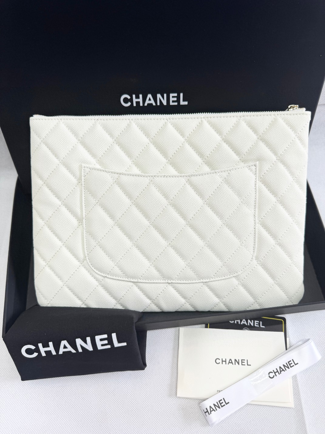 Chanel 샤넬 클래식 미디엄 지퍼 파우치 (클래식 퀼팅 뉴 클러치) 금장 가방