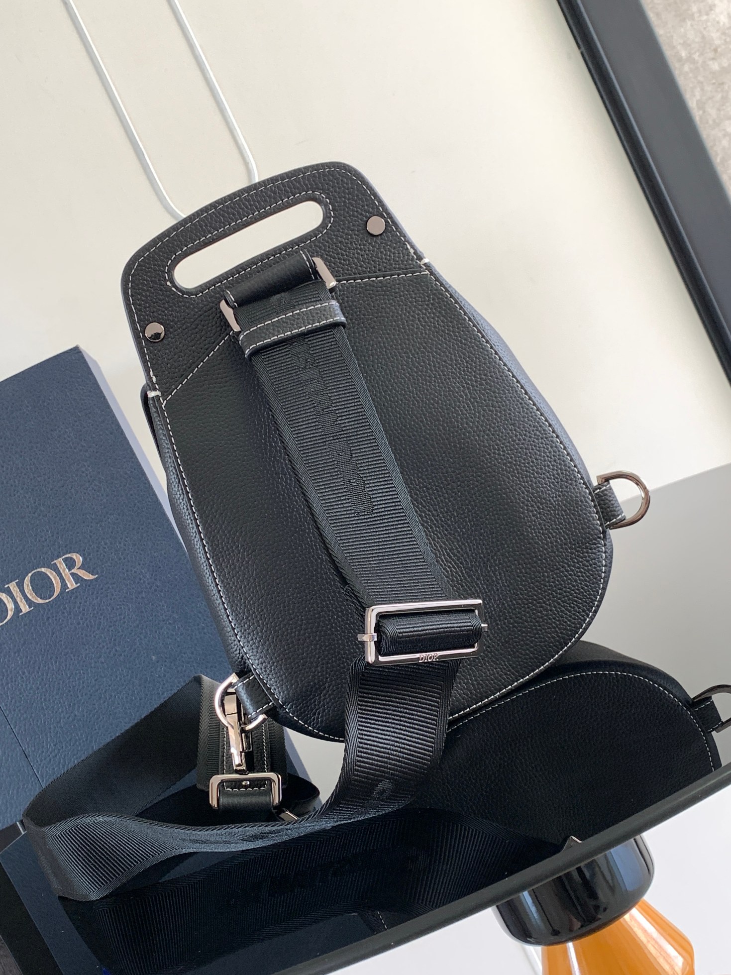 Dior CD 디올 갤롭(Gallop) 숄더백 (블랙 그레인 레더 & 화이트 스티치) 힙색 슬링백 가방