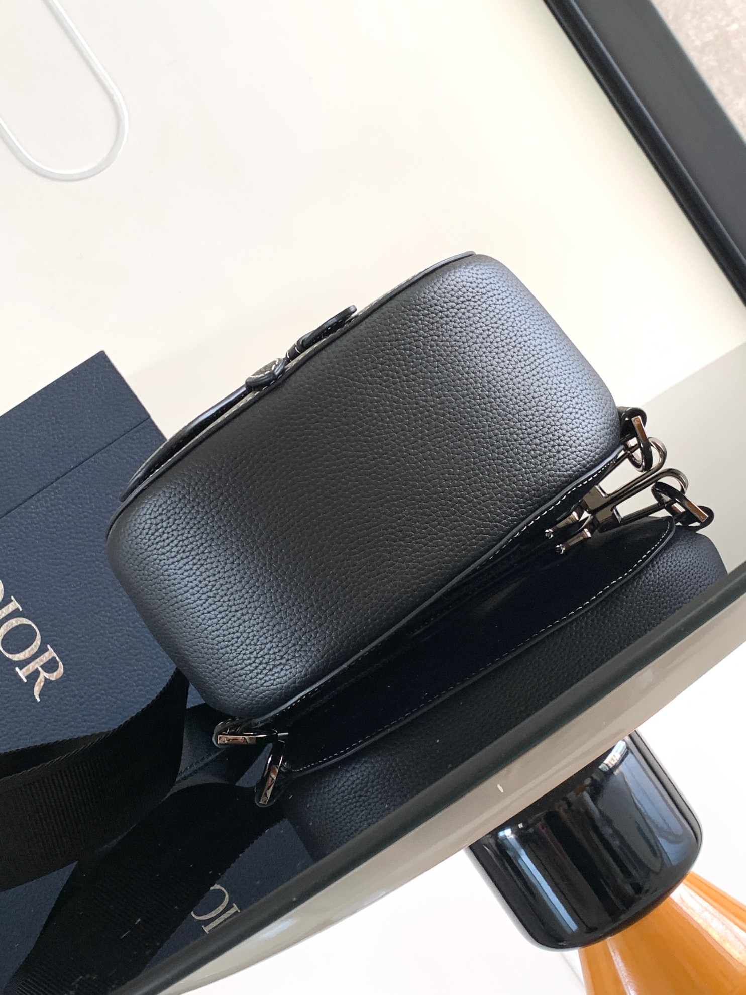 Dior CD 디올 갤롭(Gallop) 숄더백 (블랙 그레인 레더 & 화이트 스티치) 힙색 슬링백 가방