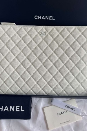 Chanel 샤넬 클래식 라지 지퍼 파우치 (클래식 퀼팅 뉴 클러치) 은장 가방