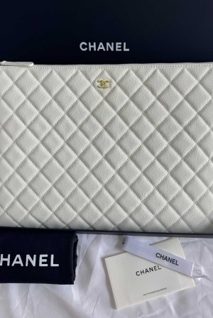 Chanel 샤넬 클래식 라지 지퍼 파우치 (클래식 퀼팅 뉴 클러치) 금장 가방