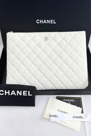 Chanel 샤넬 클래식 미디엄 지퍼 파우치 (클래식 퀼팅 뉴 클러치) 은장 가방