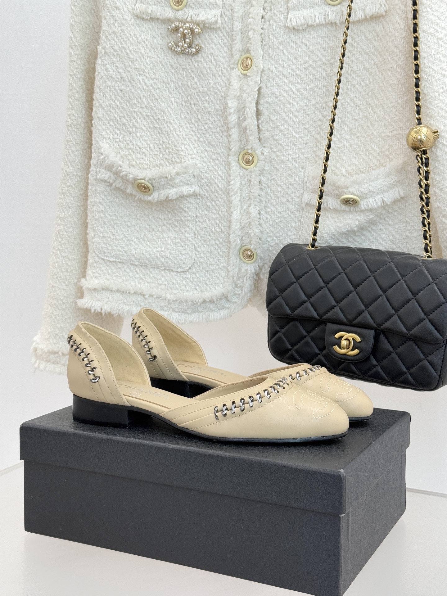 샤넬(CHANEL) 배색 컷아웃 플랫 샌들 신발