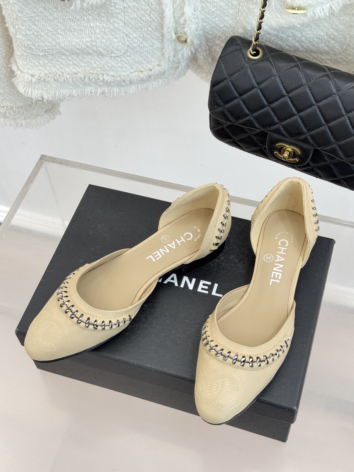 샤넬(CHANEL) 배색 컷아웃 플랫 샌들 신발