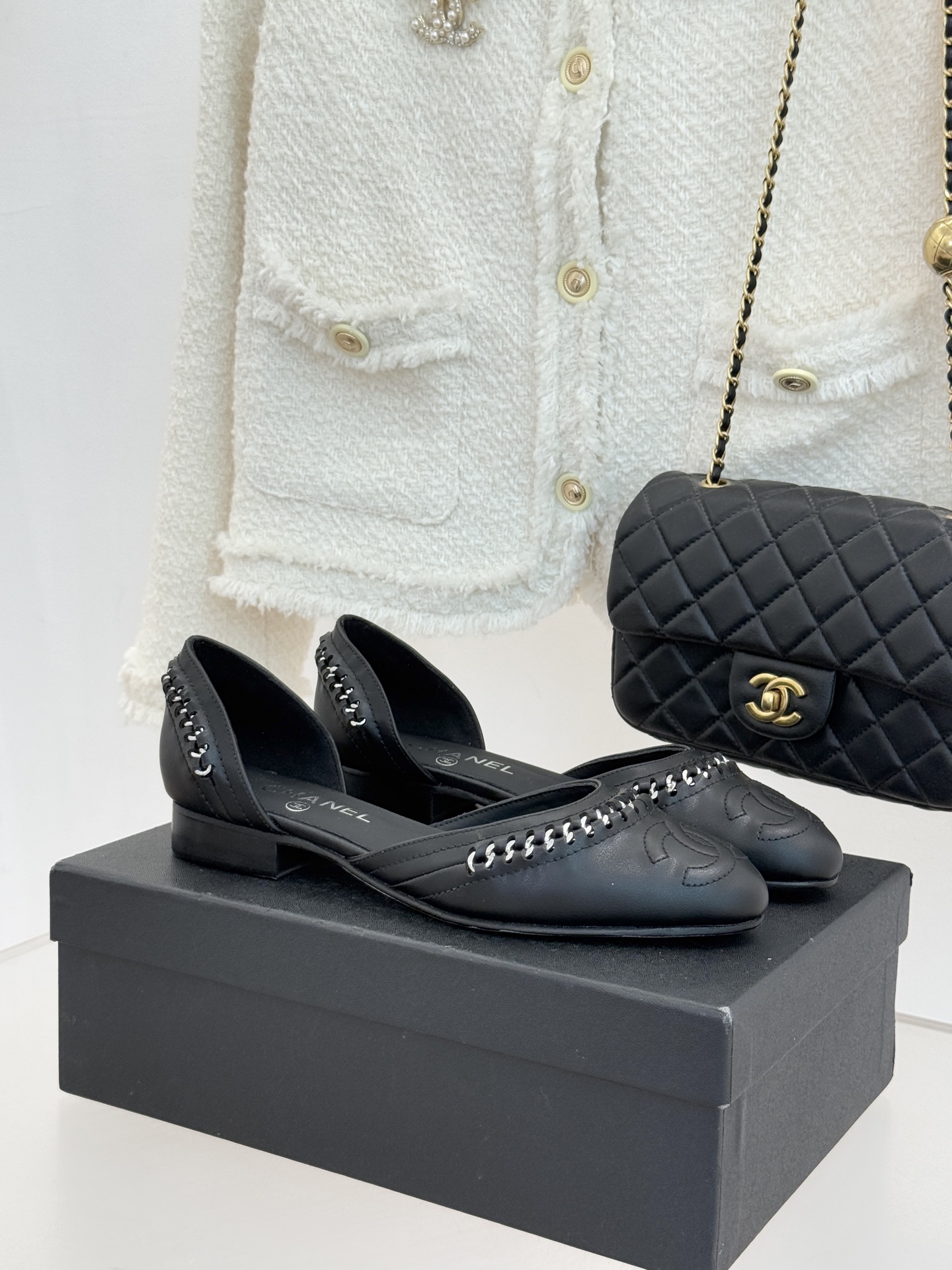 샤넬(CHANEL) 배색 컷아웃 플랫 샌들 신발