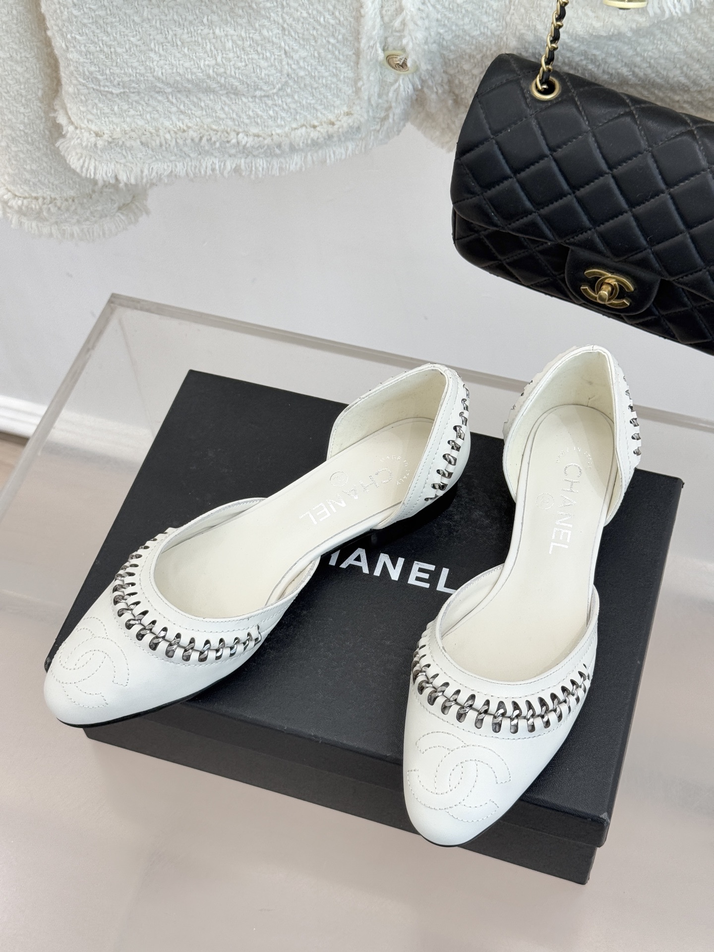 샤넬(CHANEL) 배색 컷아웃 플랫 샌들 신발