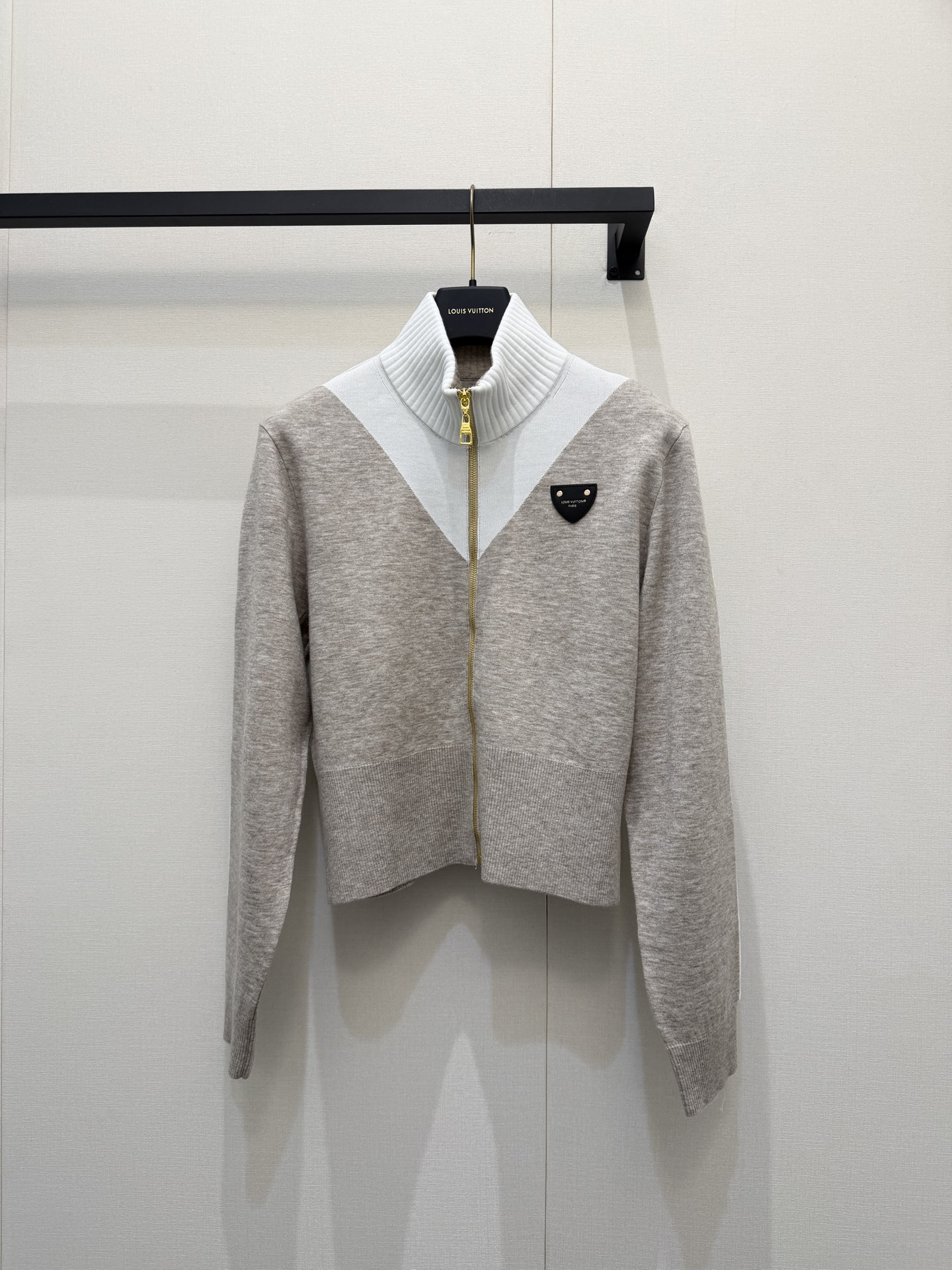 루이비통(LV) 삼각 가죽 로고 집업 자켓 의류