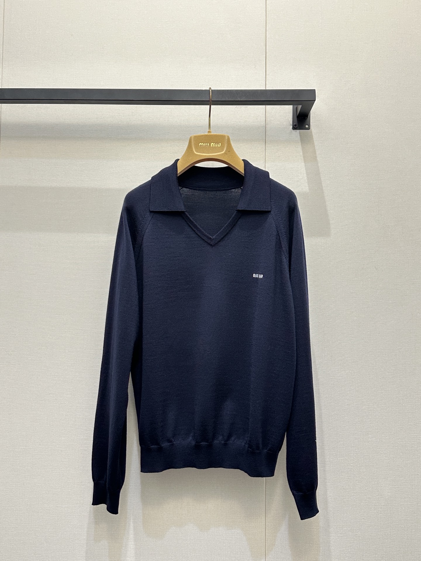 미우미우(Miu Miu) 로고 자수 카라 브이넥 니트 의류