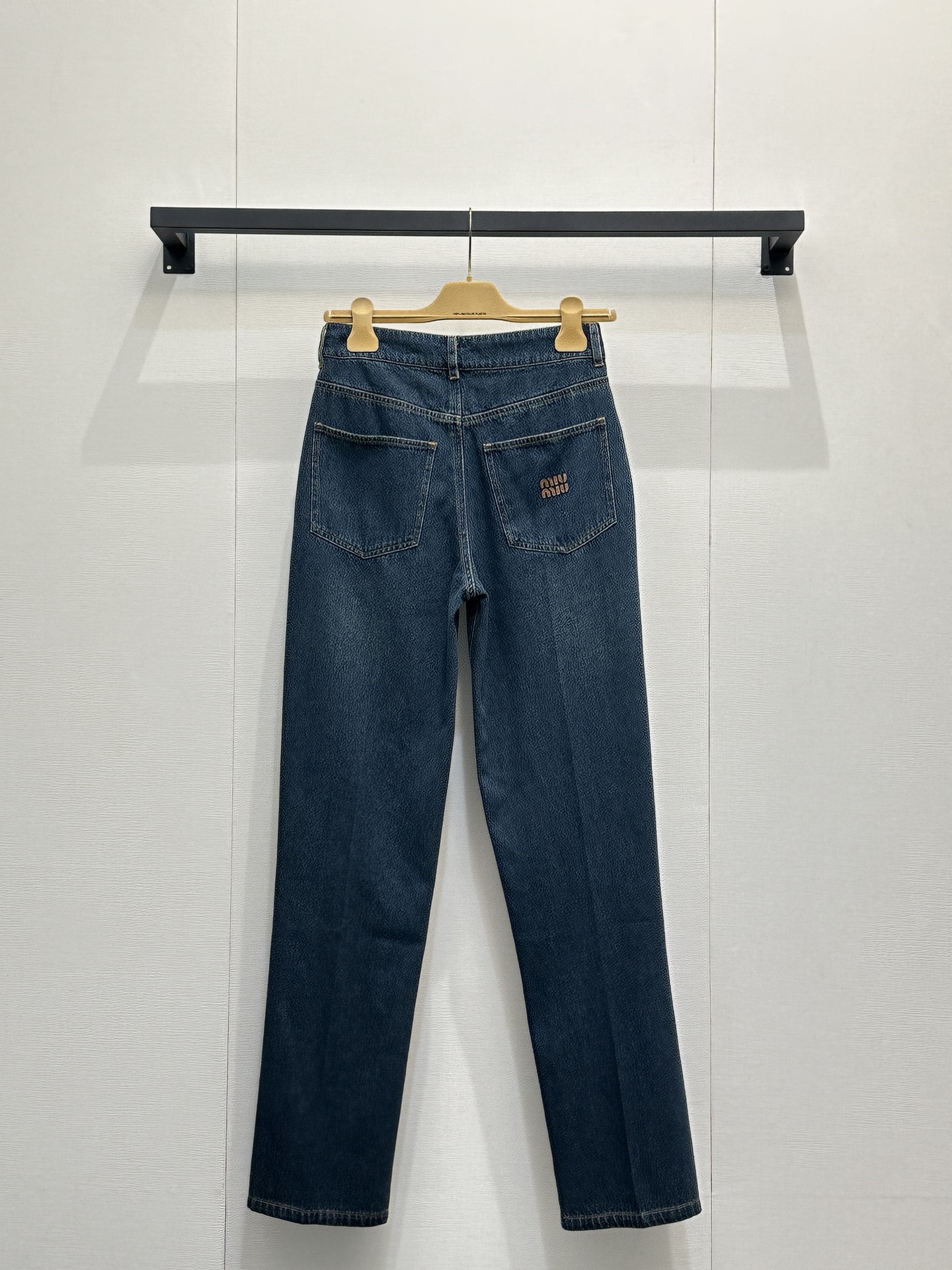 미우미우(Miu Miu) 가죽 로고 패치 데님 팬츠 의류