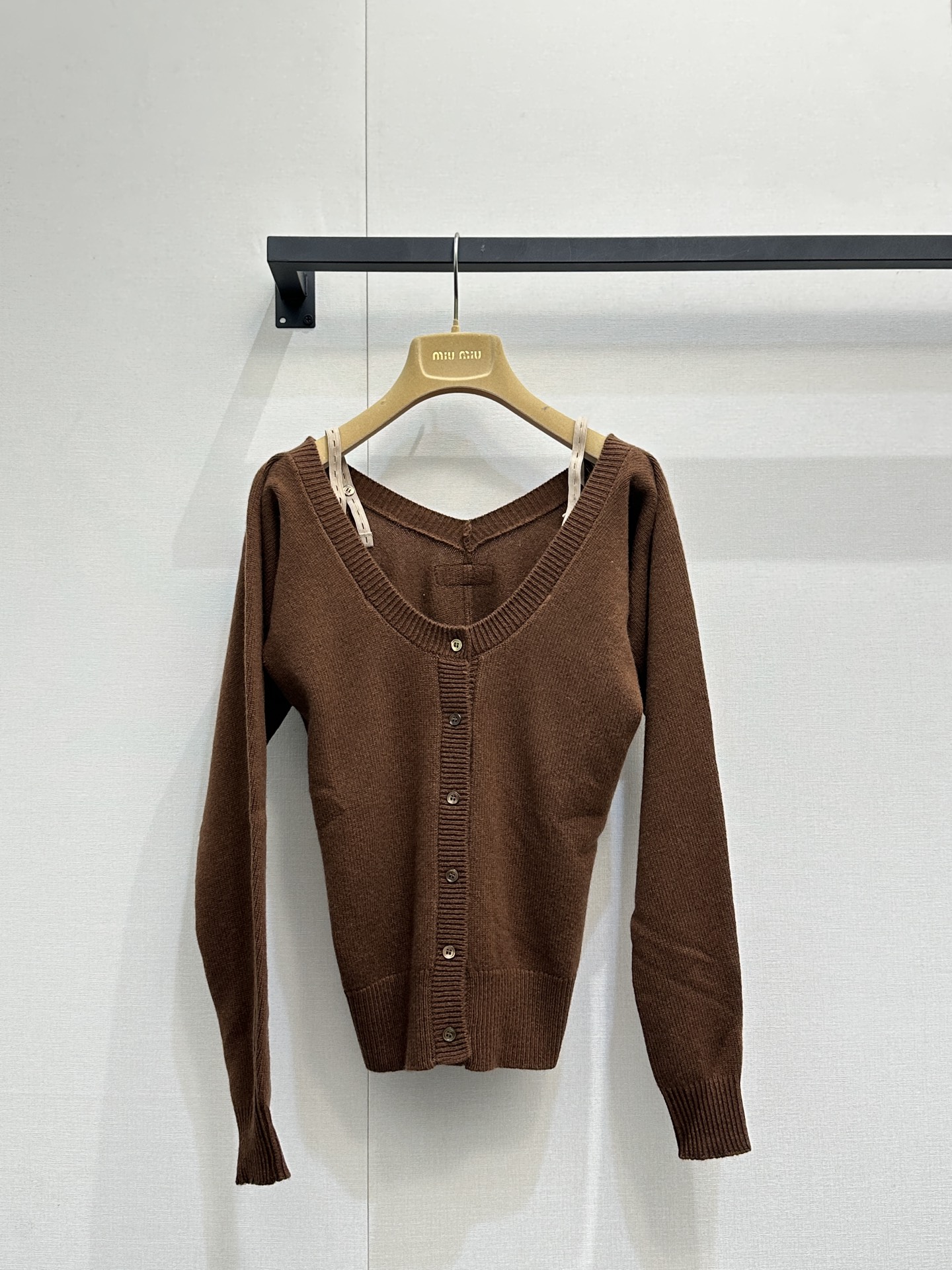 미우미우(Miu Miu) 로고 오프숄더 니트 의류