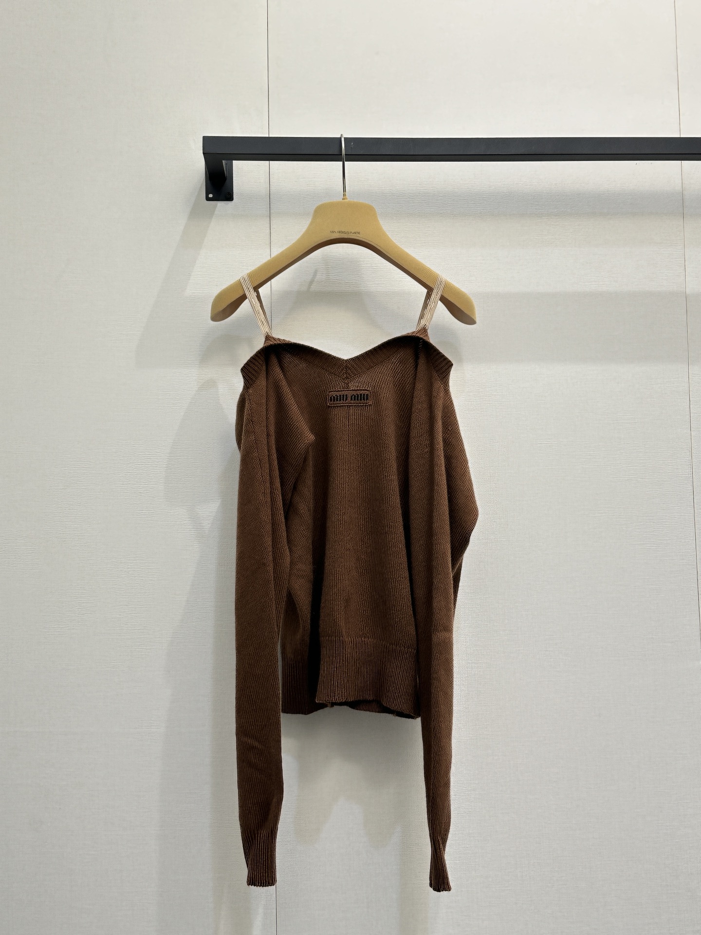 미우미우(Miu Miu) 로고 오프숄더 니트 의류