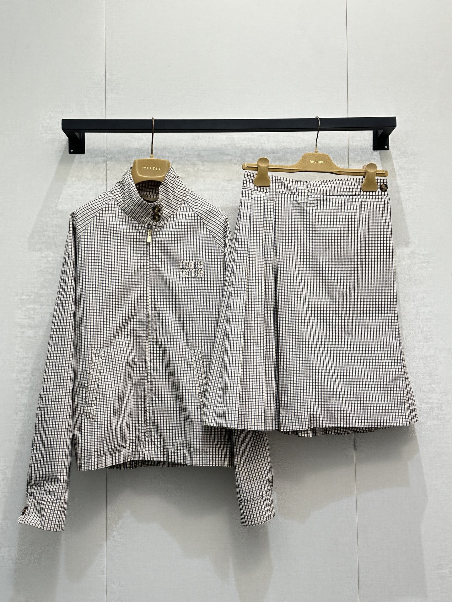 miumiu 미우미우 입체 자수 패치 베이지 브라운 체크 자켓 재킷 & 스커트 치마 셋업 세트 의류