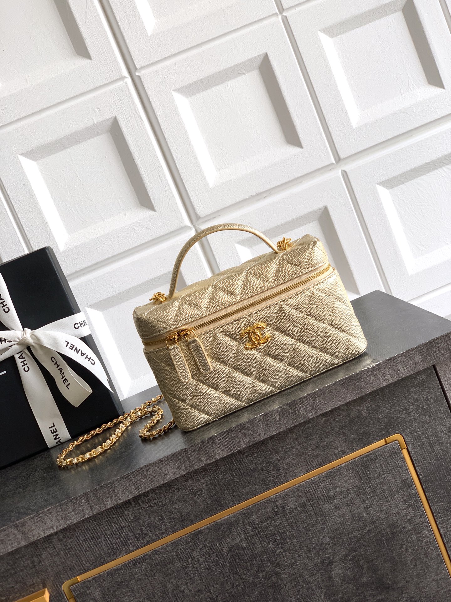 Chanel 샤넬 26C 카프스킨 '도시락' LP백 (골드) 가방