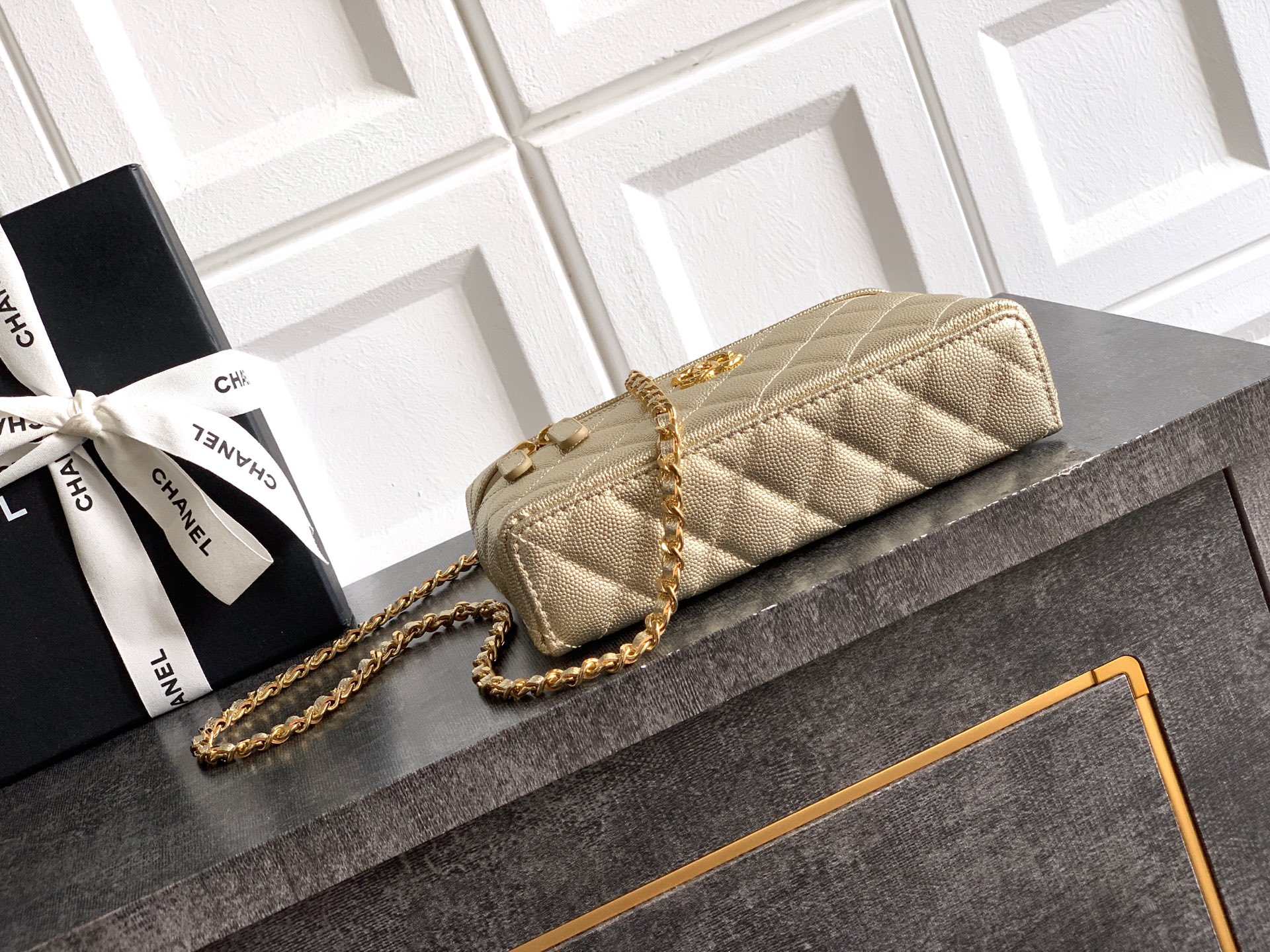 Chanel 샤넬 26C 카프스킨 '도시락' LP백 (골드) 가방