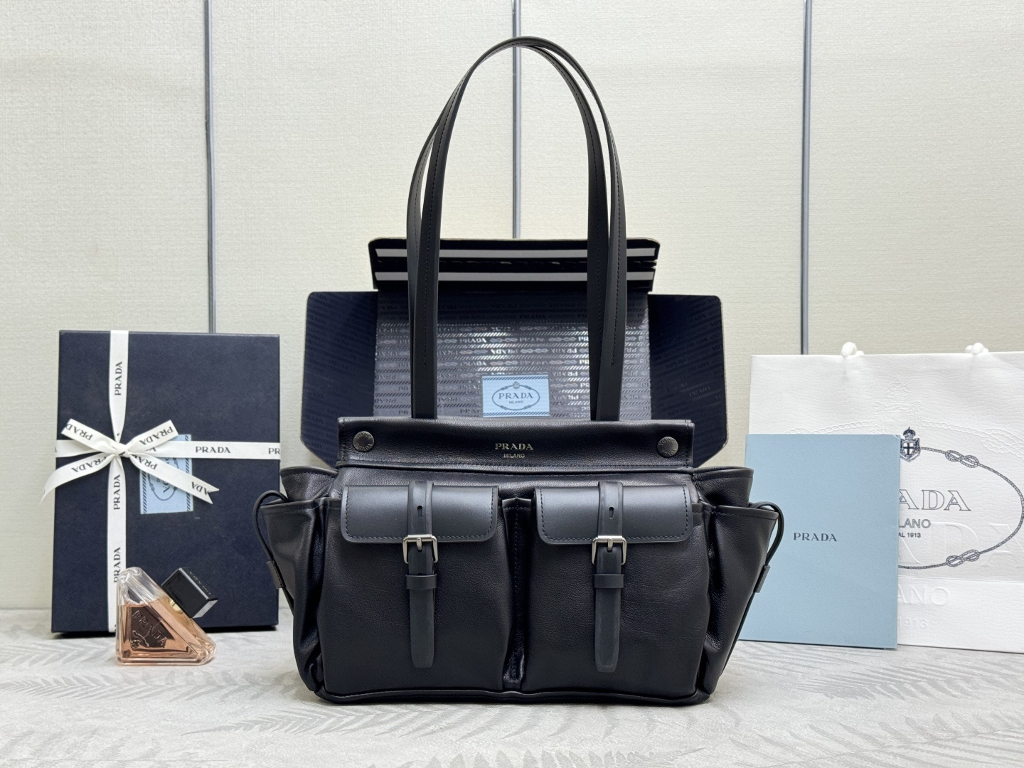 Prada 프라다 1BG645 빈티지 스타일 레더 토트백 (블랙) 가방