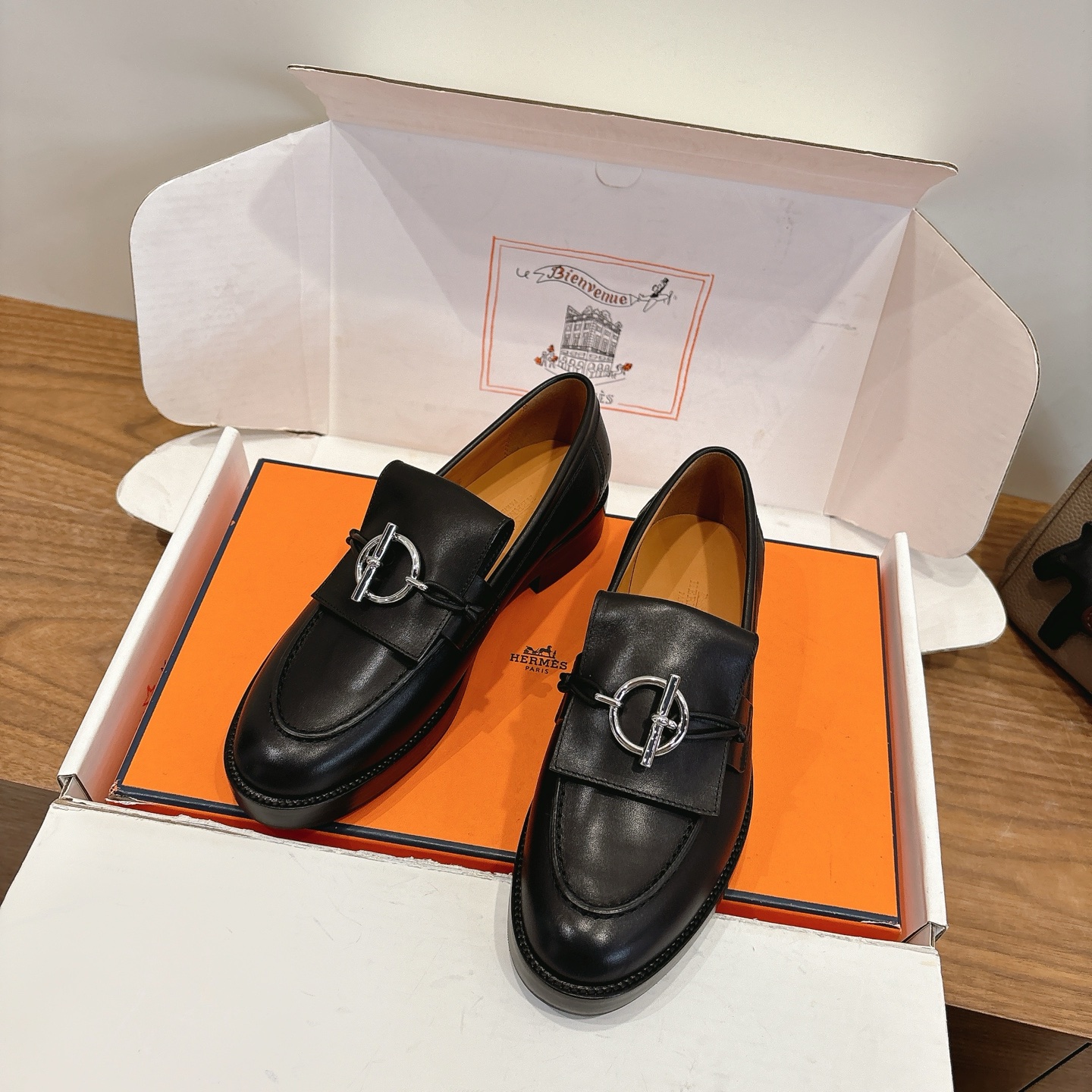 에르메스(HERMES) 버클 장식 로퍼 신발