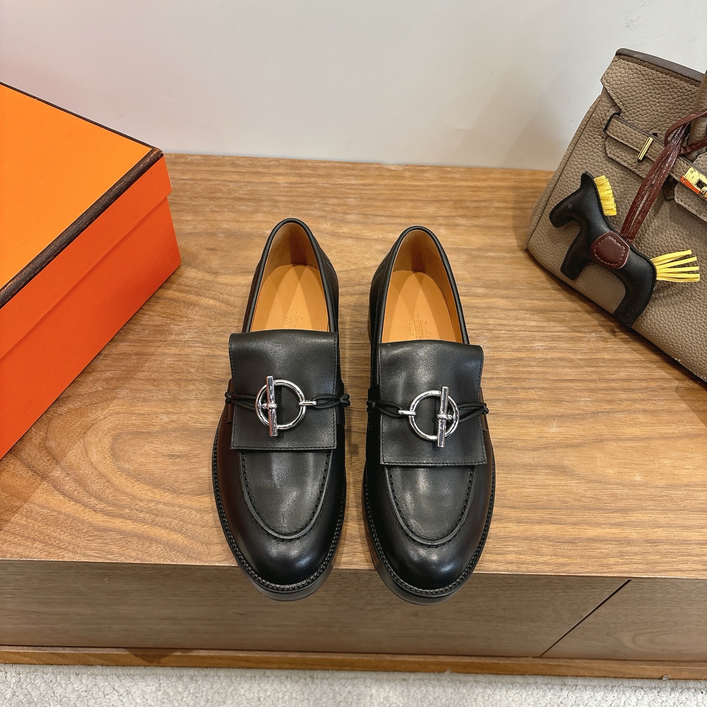 에르메스(HERMES) 버클 장식 로퍼 신발