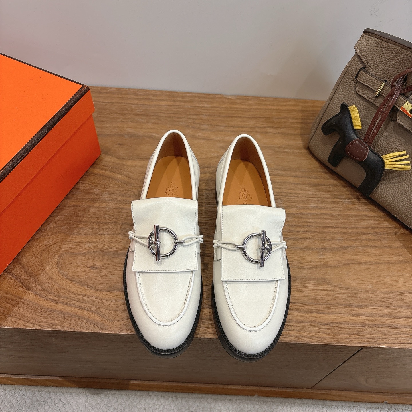 에르메스(HERMES) 버클 장식 로퍼 신발