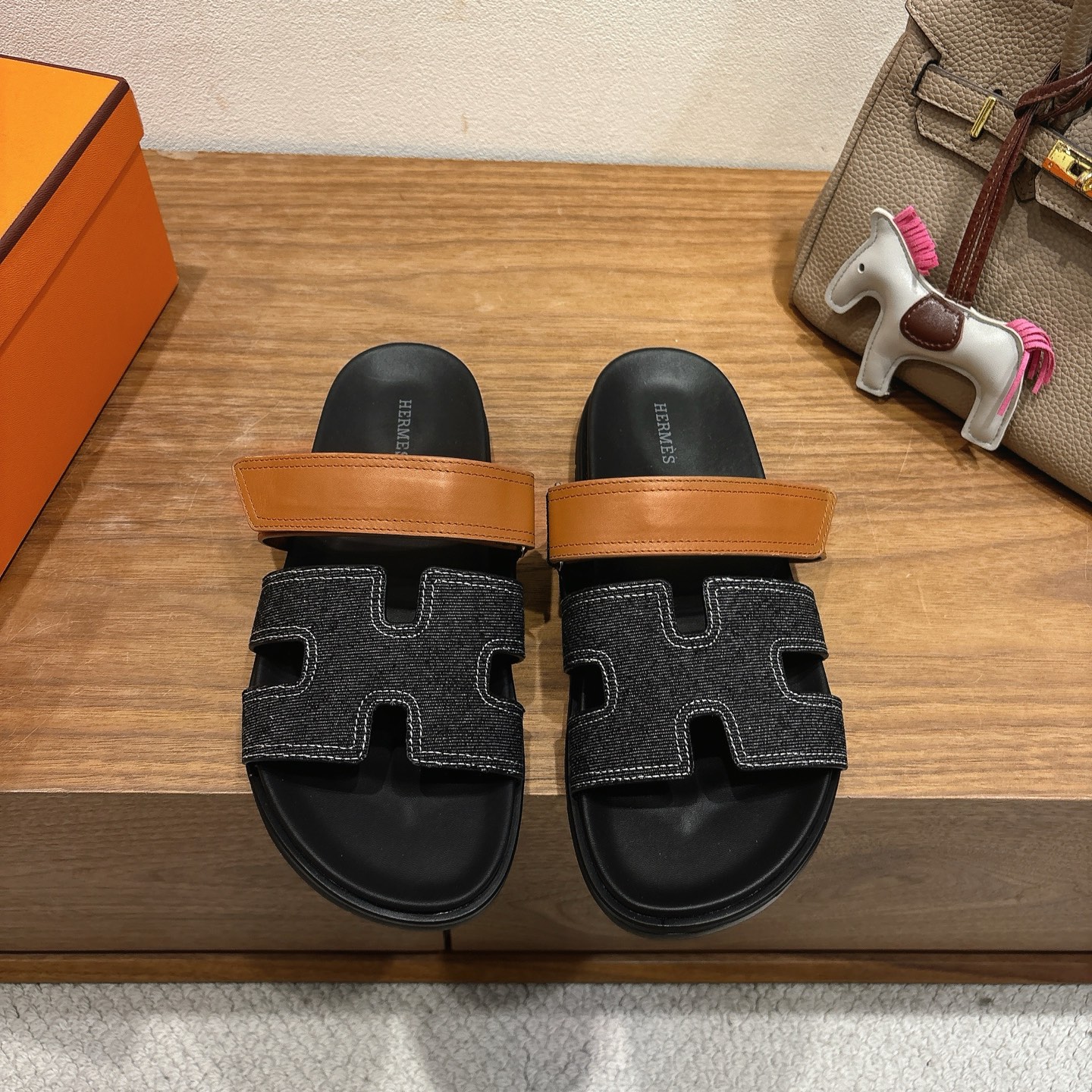 에르메스(HERMES) 투톤 배색 H 슬리퍼 신발
