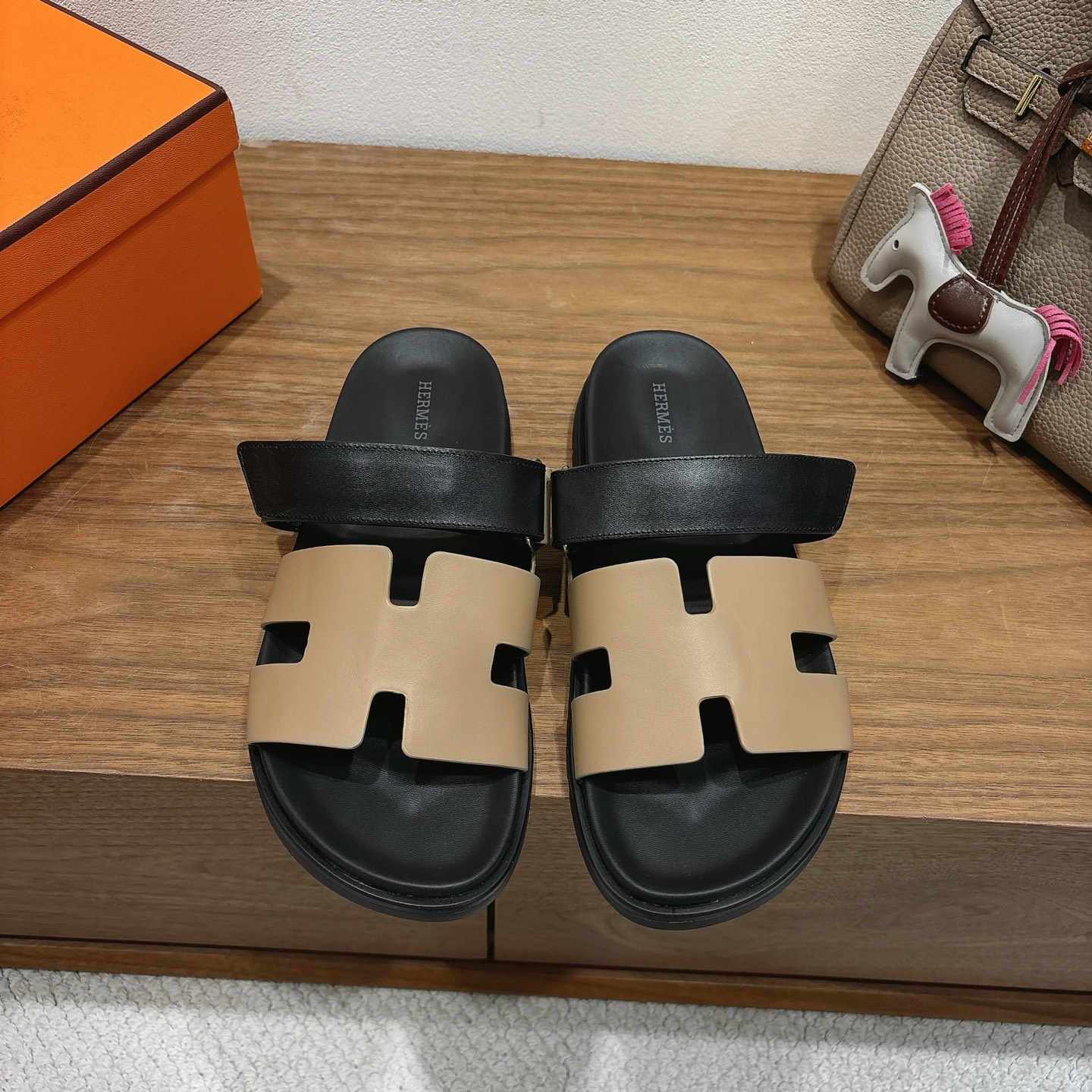 에르메스(HERMES) 투톤 배색 H 슬리퍼 신발