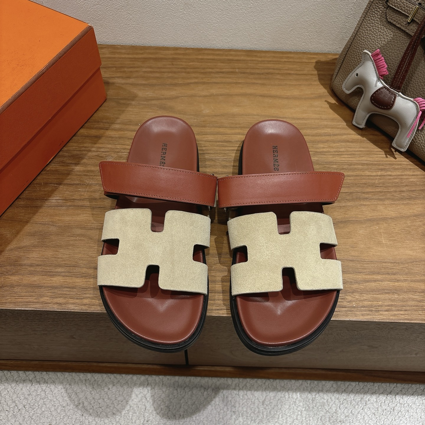 에르메스(HERMES) 투톤 배색 H 슬리퍼 신발