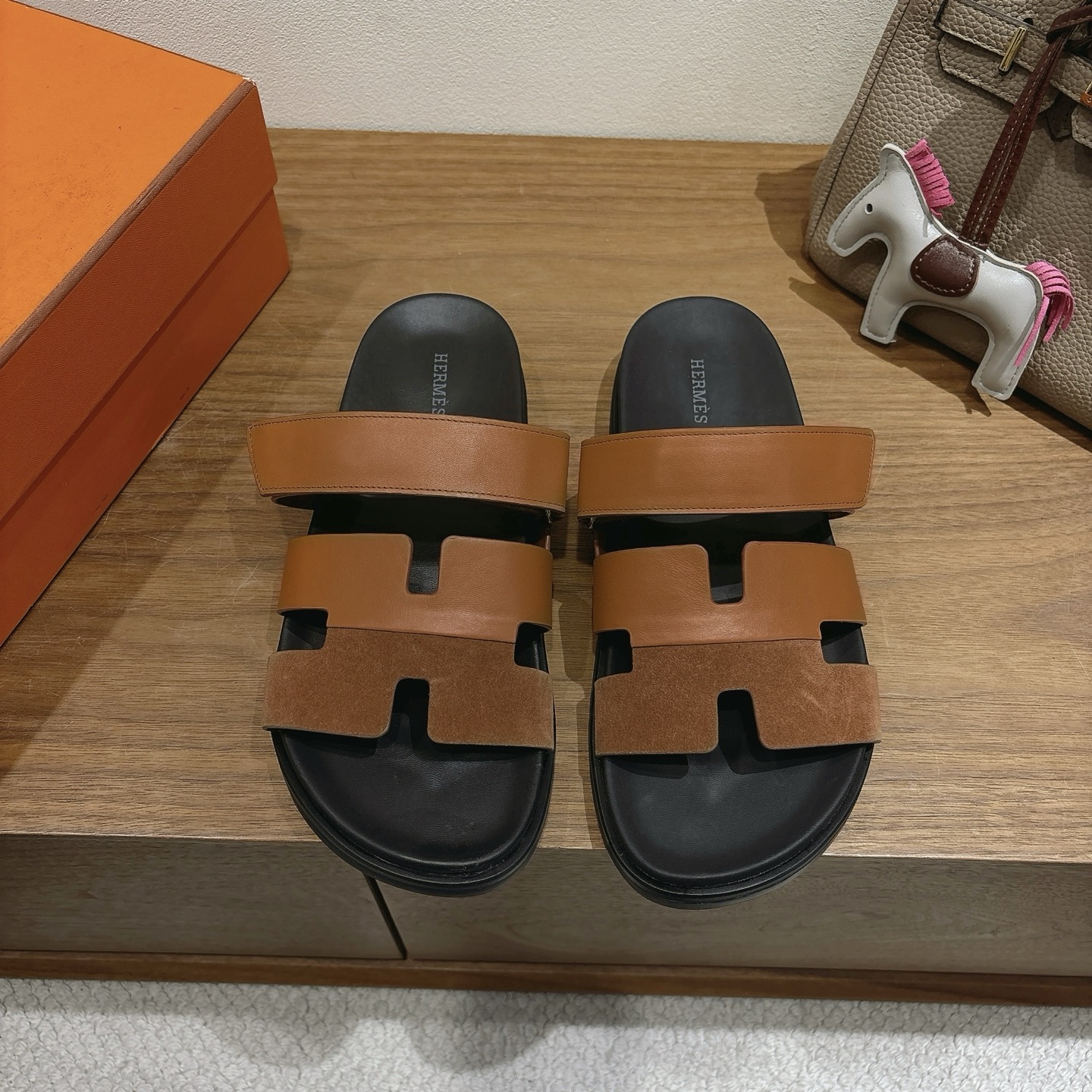 에르메스(HERMES) 투톤 배색 H 슬리퍼 신발