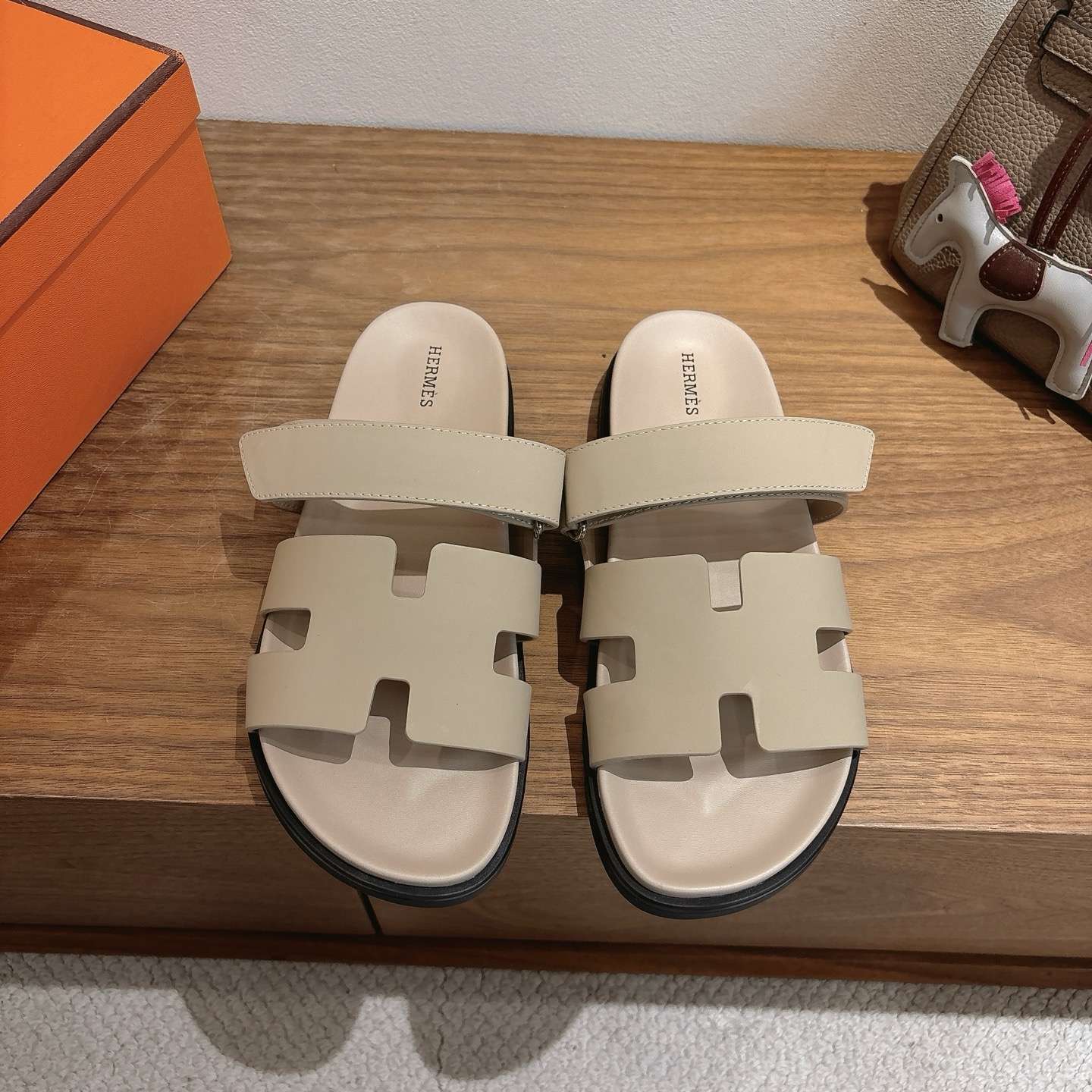 에르메스(HERMES) 투톤 배색 H 슬리퍼 신발