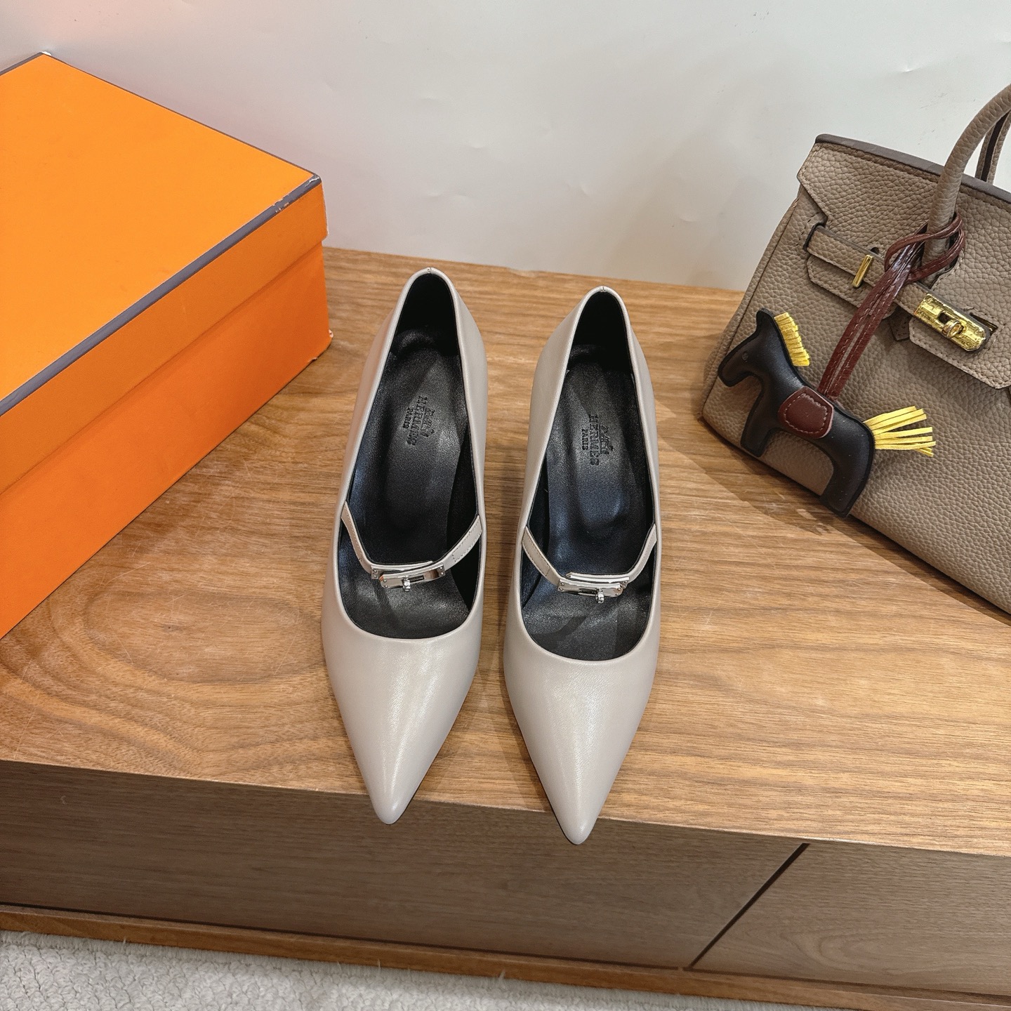 에르메스(HERMES) 켈리 스트랩 펌프스 힐 신발