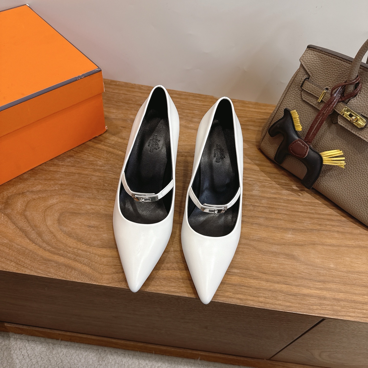 에르메스(HERMES) 켈리 스트랩 펌프스 힐 신발