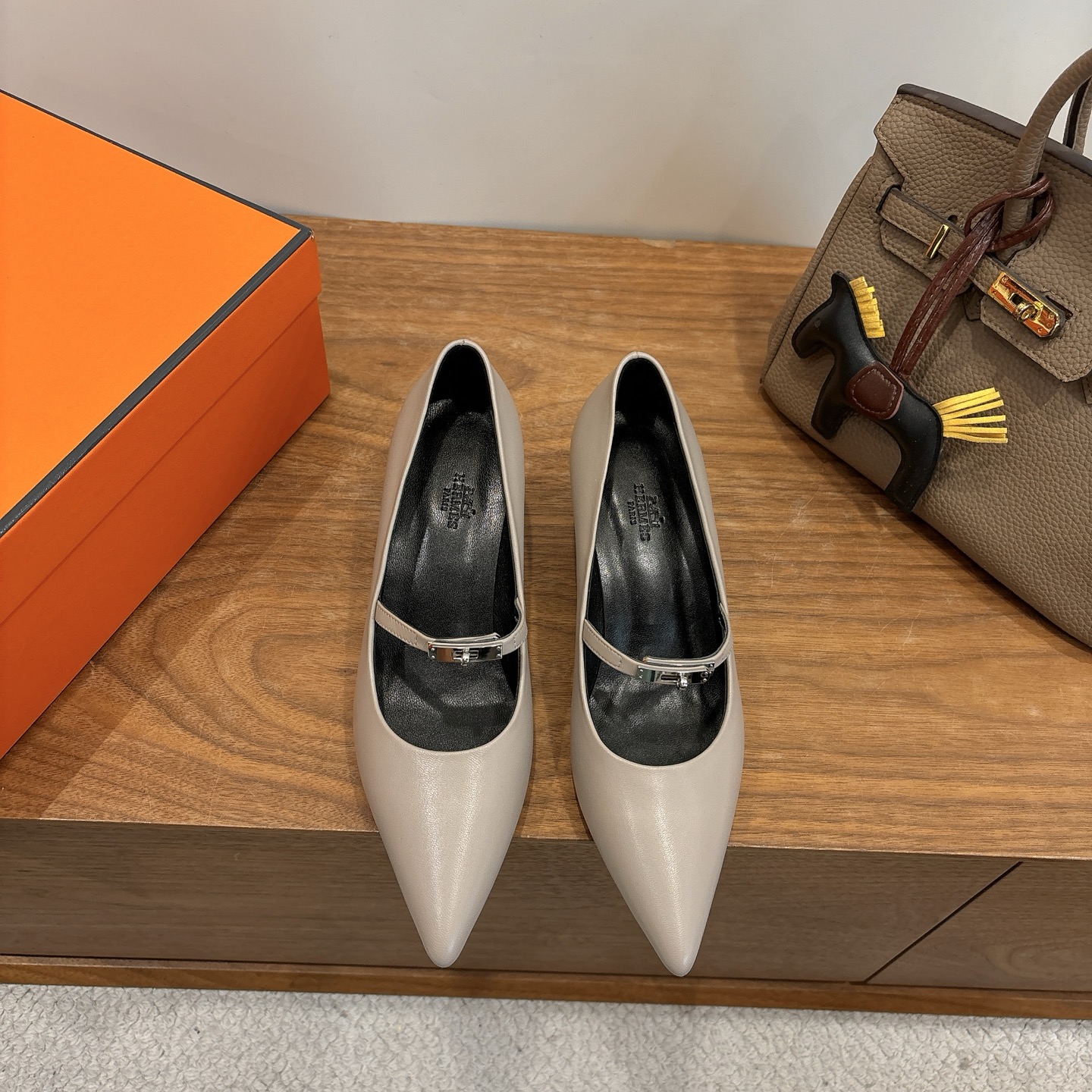 에르메스(HERMES) 켈리 스트랩 펌프스 신발