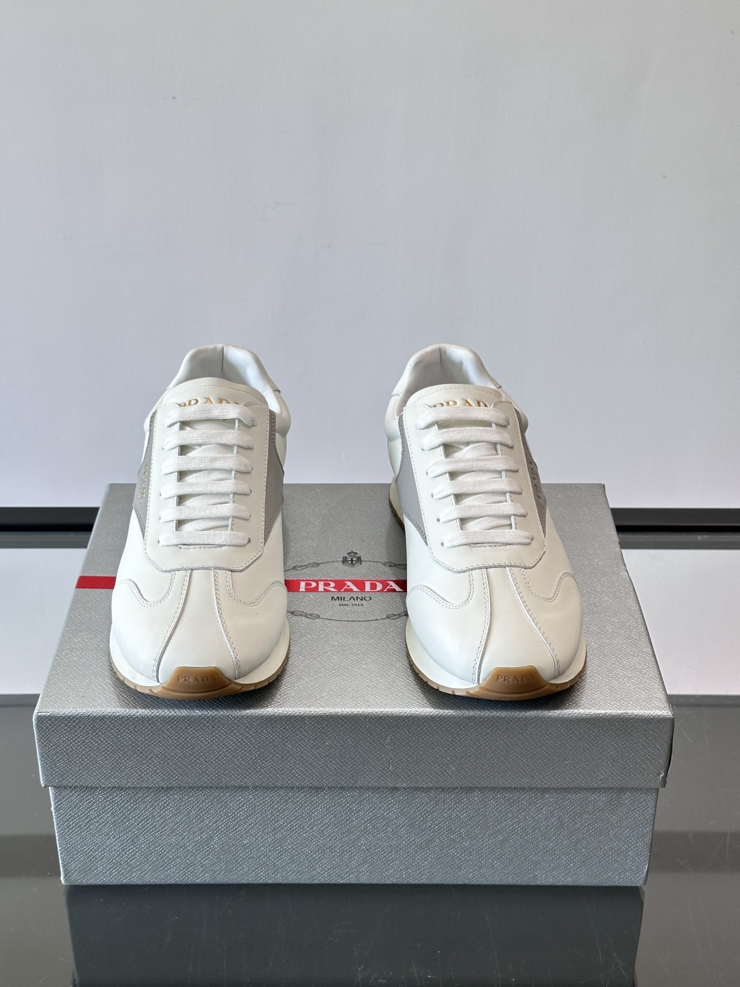 프라다(PRADA) 골드 로고 믹스 레더 스니커즈 신발