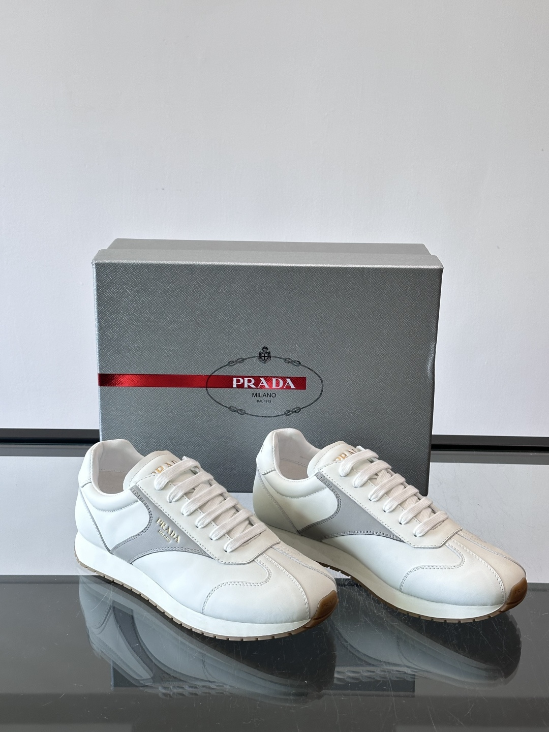 프라다(PRADA) 골드 로고 믹스 레더 스니커즈 신발