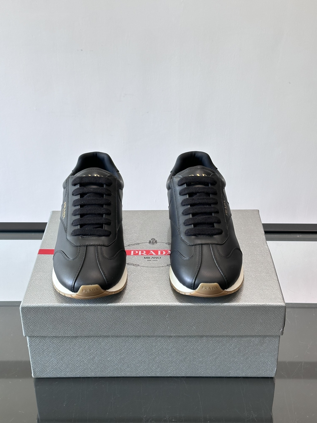 프라다(PRADA) 골드 로고 믹스 레더 스니커즈 신발