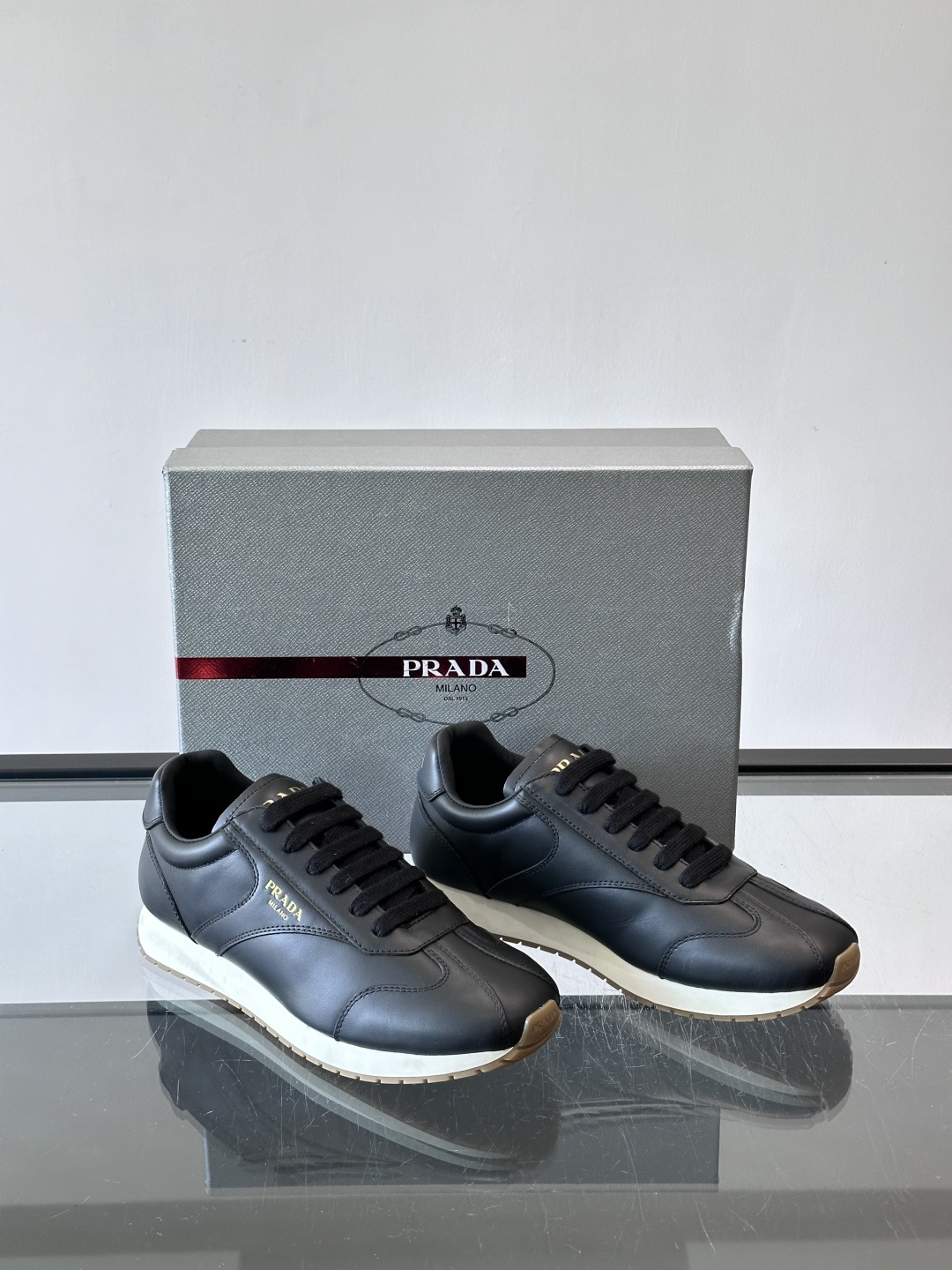 프라다(PRADA) 골드 로고 믹스 레더 스니커즈 신발