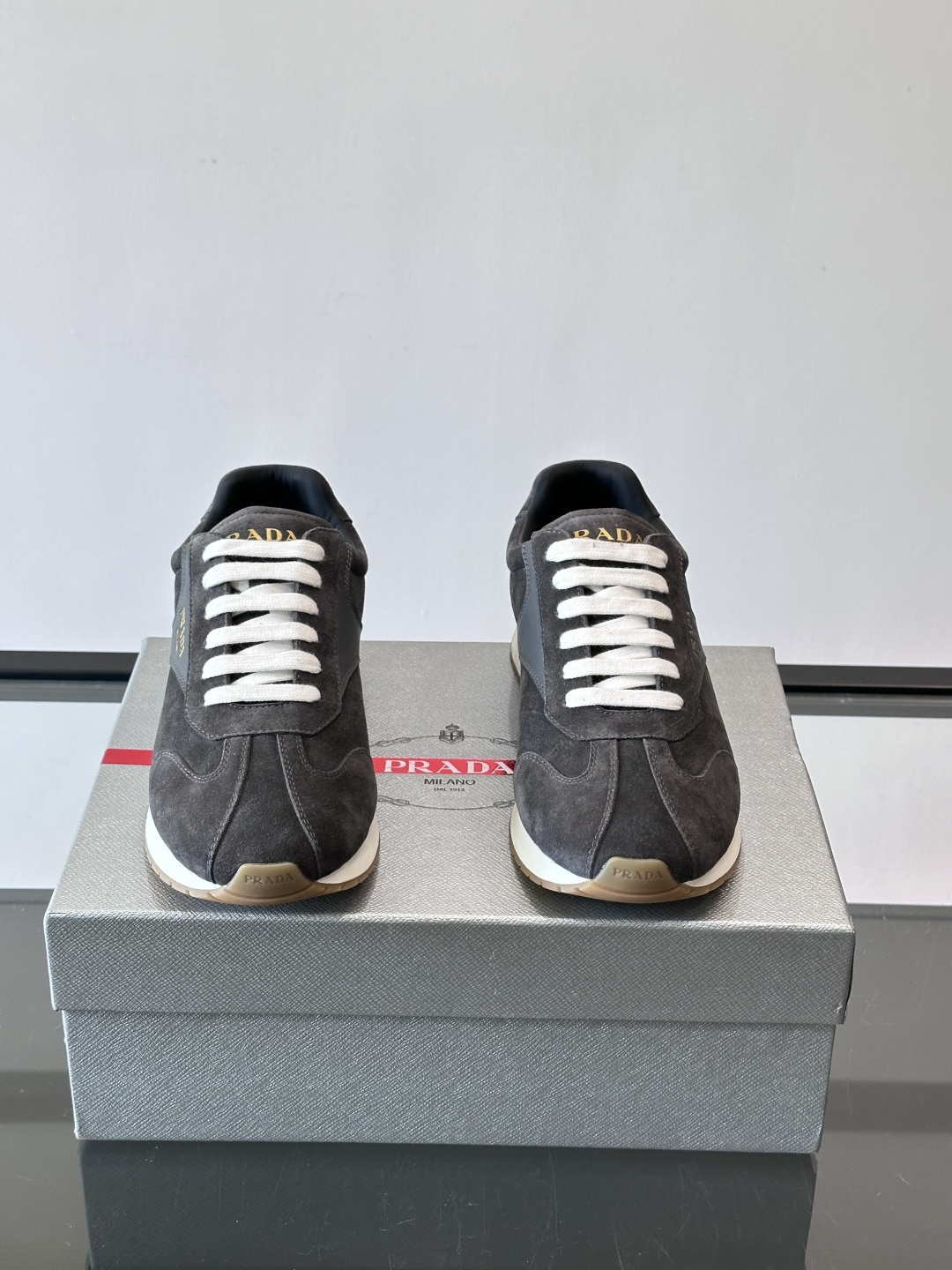 프라다(PRADA) 스웨이드 믹스 골드 로고 스니커즈 신발