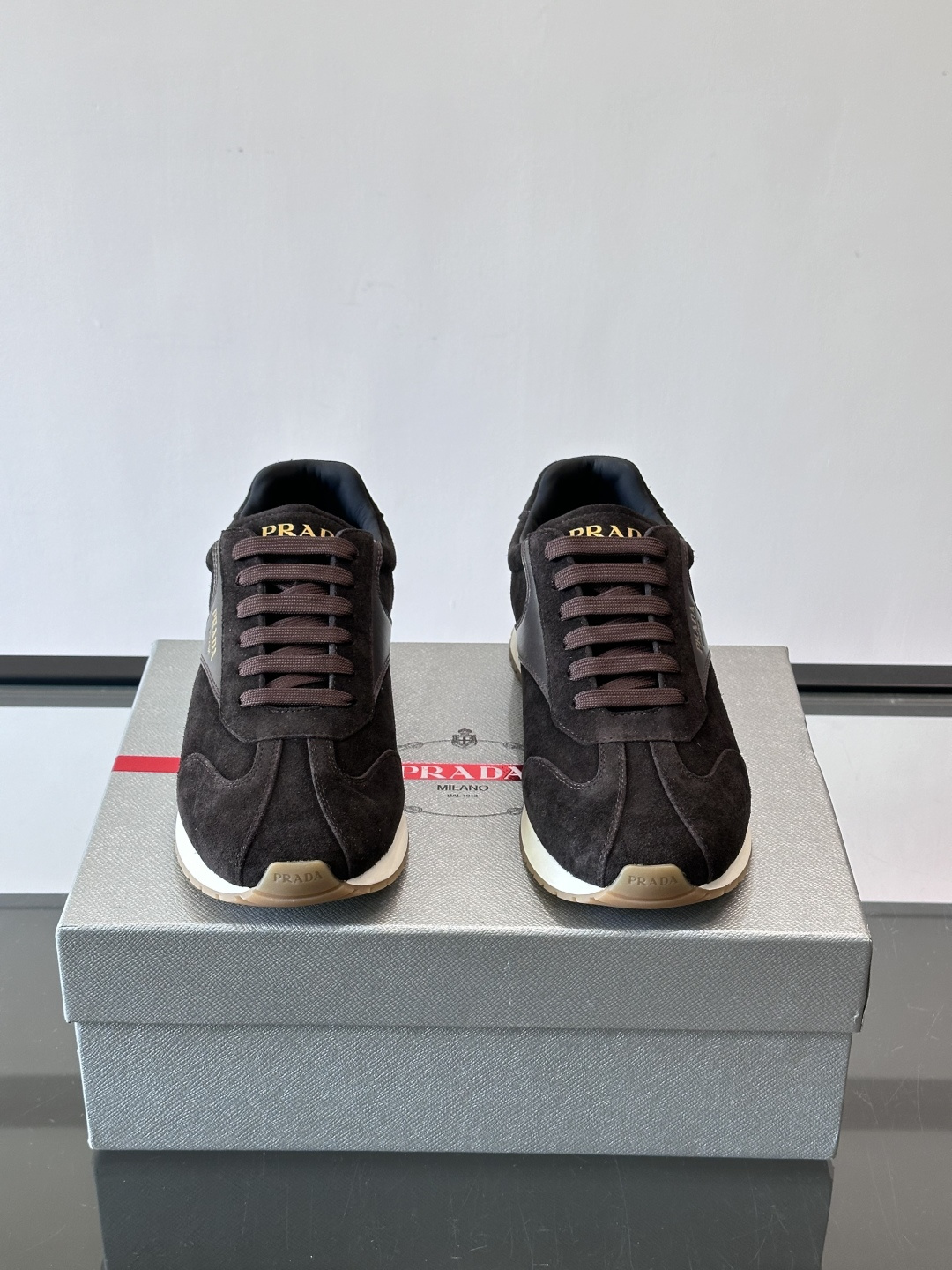 프라다(PRADA) 스웨이드 믹스 골드 로고 스니커즈 신발