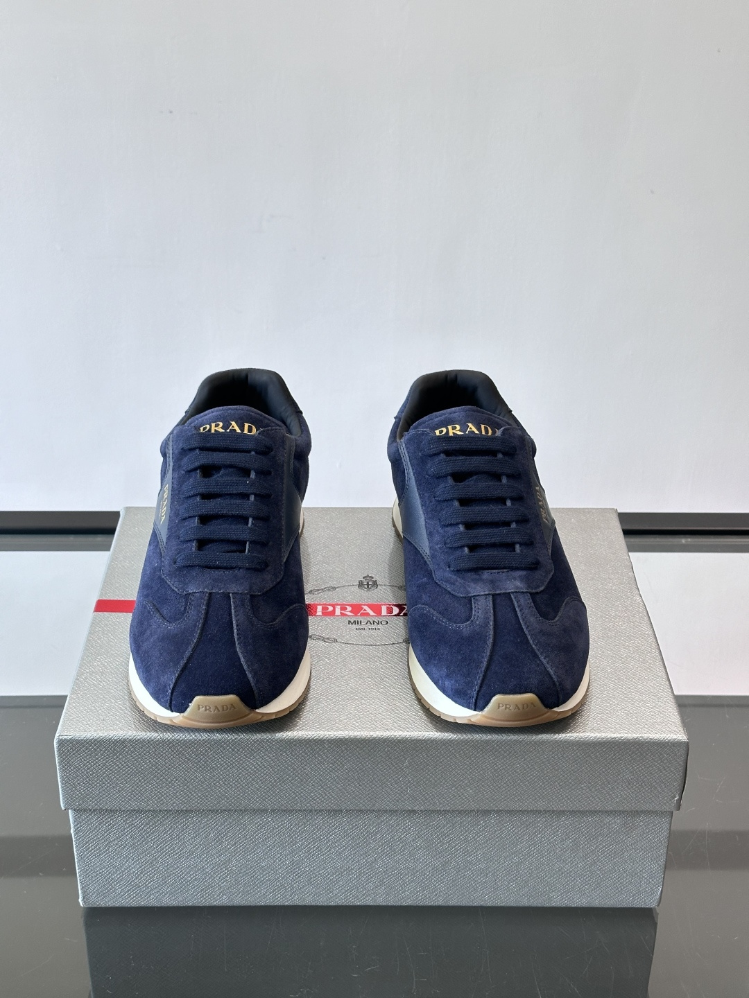 프라다(PRADA) 스웨이드 믹스 골드 로고 스니커즈 신발