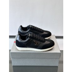프라다(PRADA) 스웨이드 믹스 골드 로고 스니커즈 신발