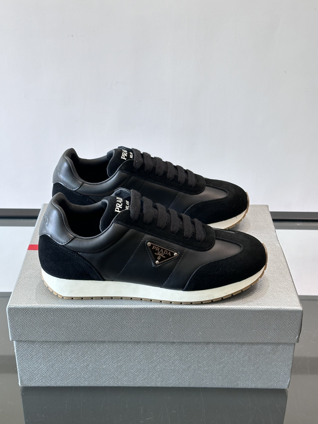 프라다(PRADA) 스웨이드 믹스 골드 로고 스니커즈 신발