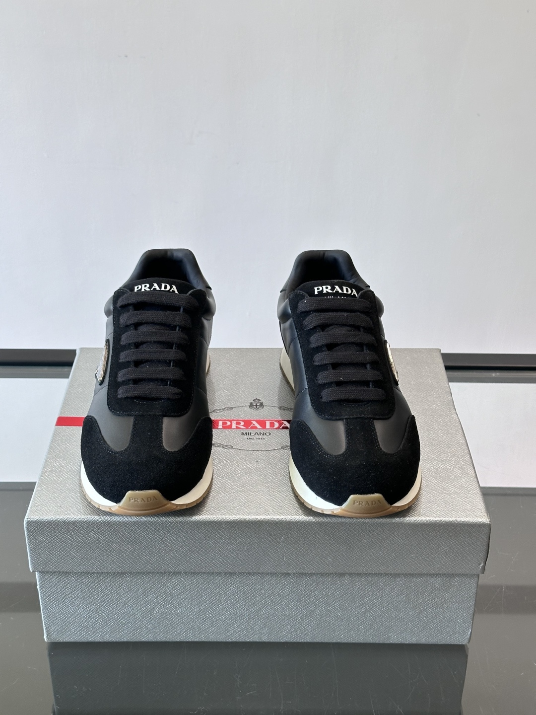 프라다(PRADA) 스웨이드 믹스 골드 로고 스니커즈 신발